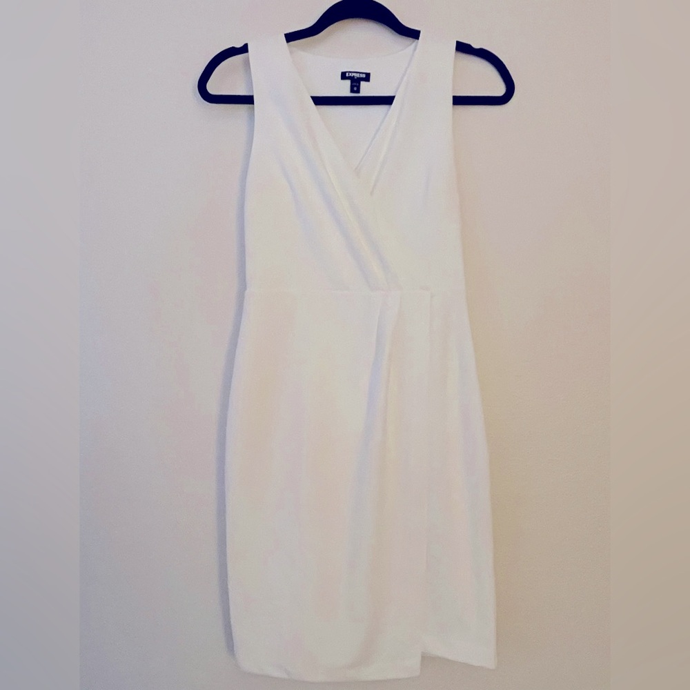 Elegant White Sleeveless Dress